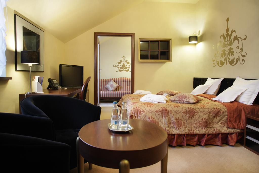 Dwor Kombornia Hotel&Spa Ngoại thất bức ảnh