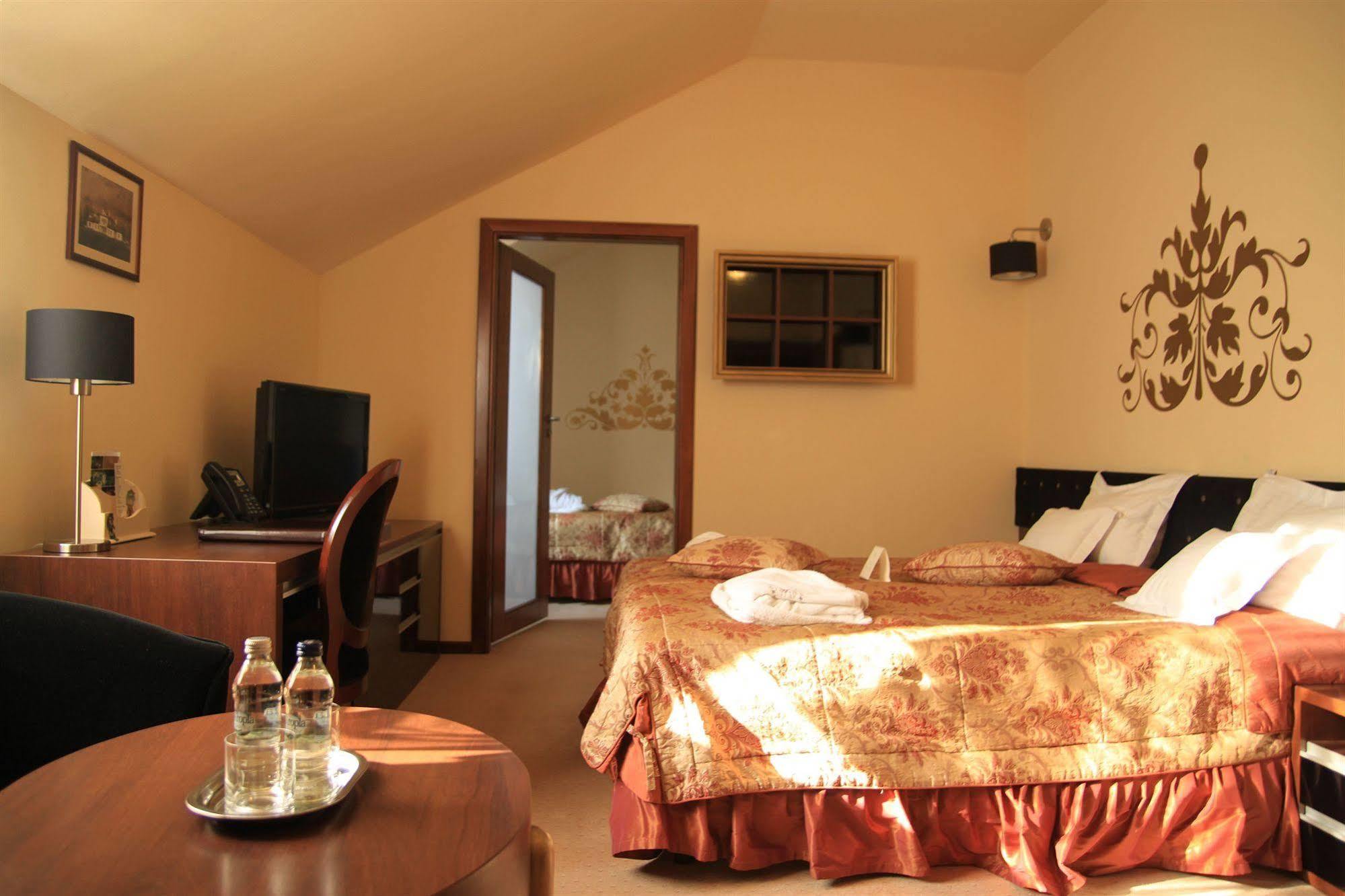 Dwor Kombornia Hotel&Spa Ngoại thất bức ảnh