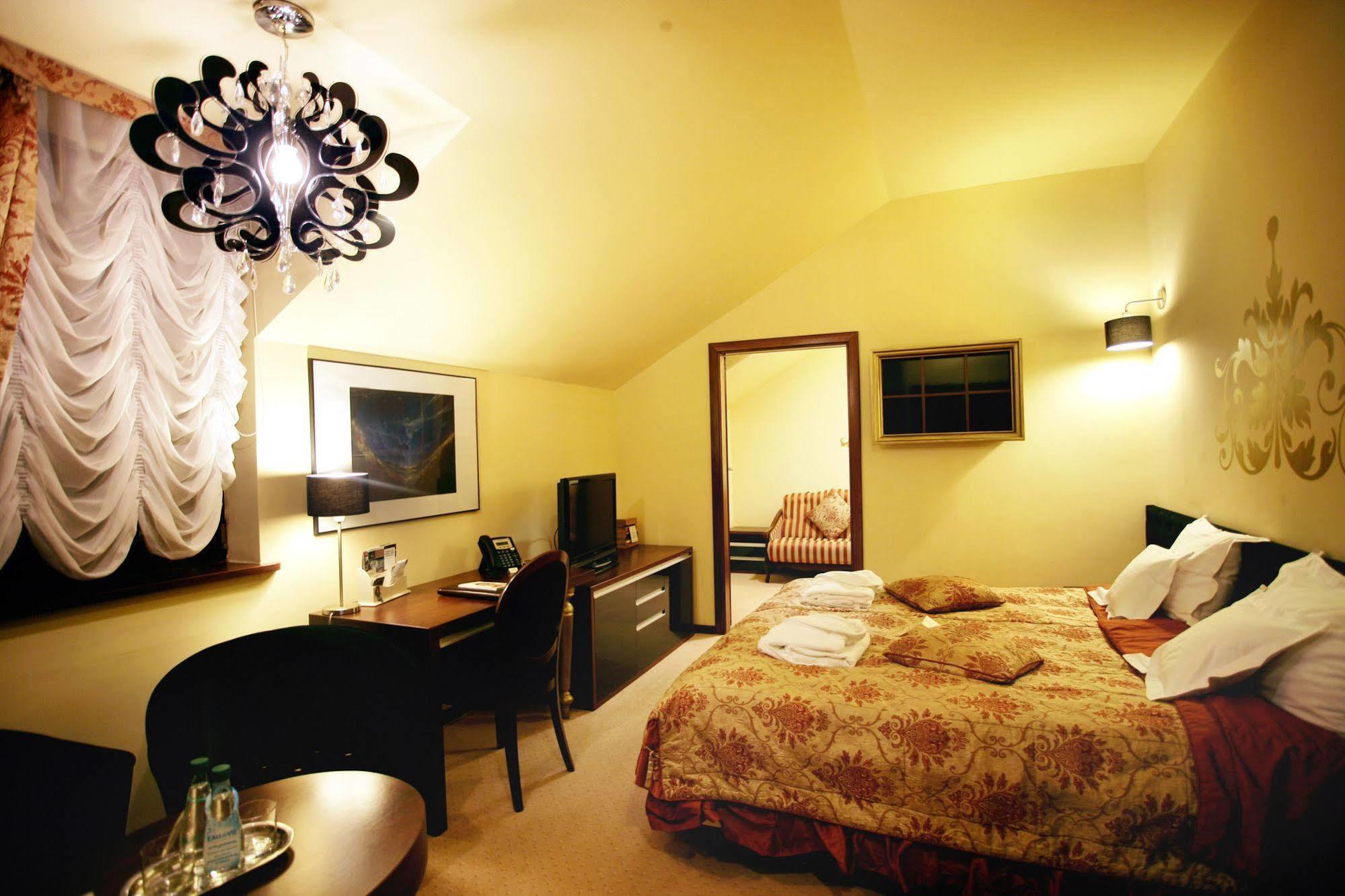 Dwor Kombornia Hotel&Spa Ngoại thất bức ảnh